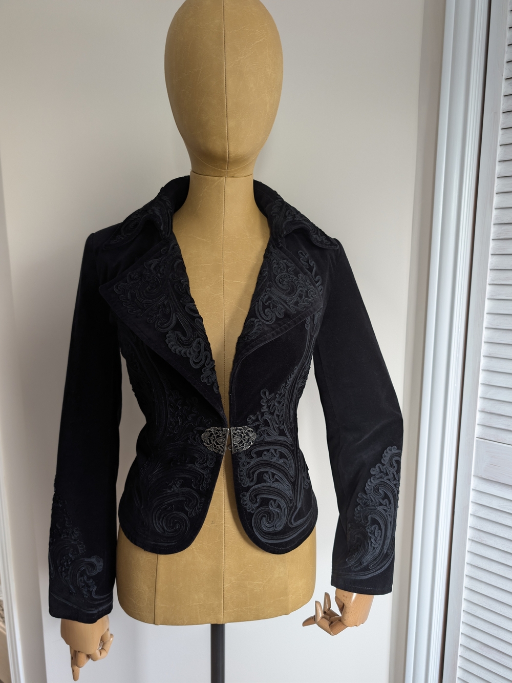 Peter Nygard Black Embroidered Velvet Blazer with Decorative Clasp - Picture 6 of 11